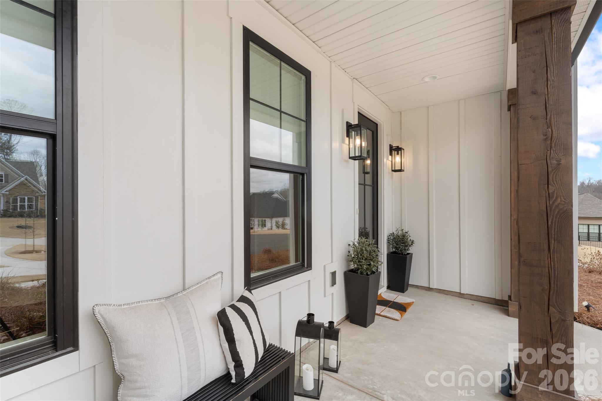 2568 Crosshaven Court NW