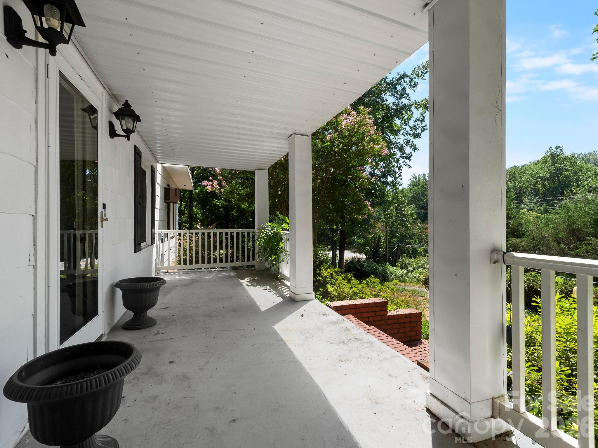 689 S Trade Street