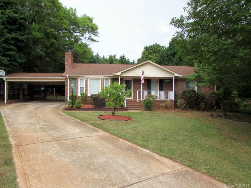 Well maintained brick ranch located in the heart of Rock Hill. Home features 3BR/2BA, laminate flooring, open living room w/ fireplace, spacious bedrooms and large master walk-in closet. Enjoy being outside whether it be on the front porch, screened back porch or the brand new deck in the fenced back yard. Located in the cul-de-sac of a well established neighborhood just minutes from Cherry Park, I77, restaurants and shopping.