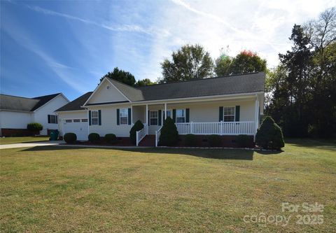 Photo of 2702 Plantation Way, Albemarle, NC 28001 (MLS # 4316267) Photo of 2702 Plantation Way, Albemarle, NC 28001 (MLS # 4316267)