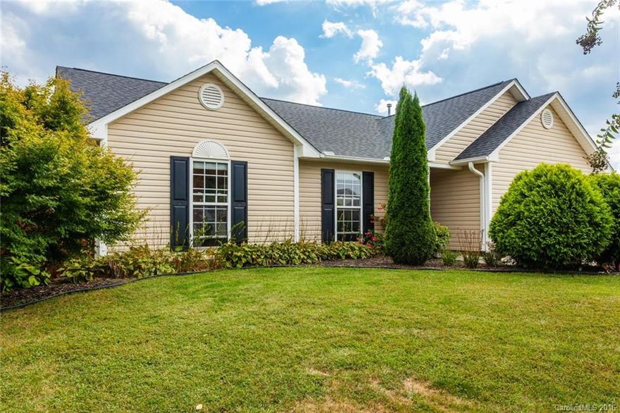 Great 3 BR 2 BA one level living in desirable Livingston Farms. Bright open floor plan with vaulted ceilings, wood burning fireplace and window seat in dining area. Split bedroom plan, large master suite with plenty of closet space. View of the mountains from your patio, fenced backyard and raised garden beds. Property adjoins common area with path to park. Don't miss out on this well maintained home in a great location!