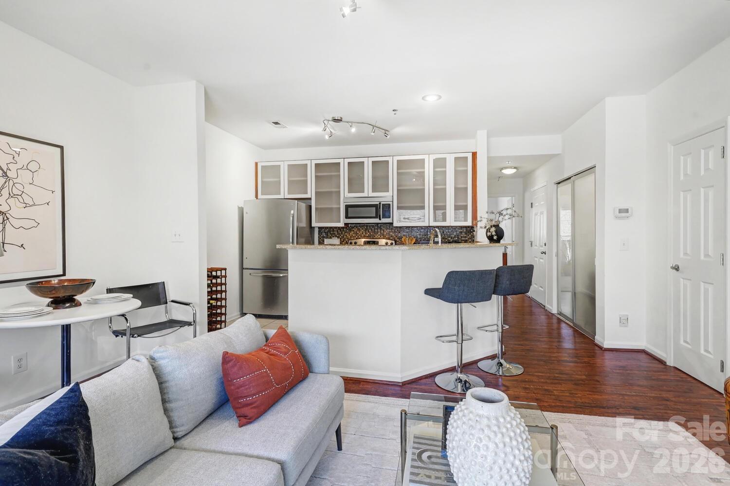 525 N Graham Street 3B