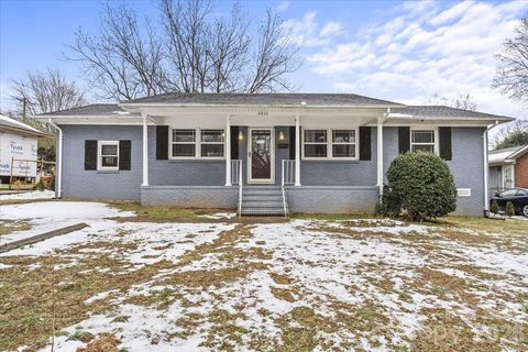 Photo of 4930 Crestmont Drive, Charlotte, NC 28205 (MLS # 4343415)