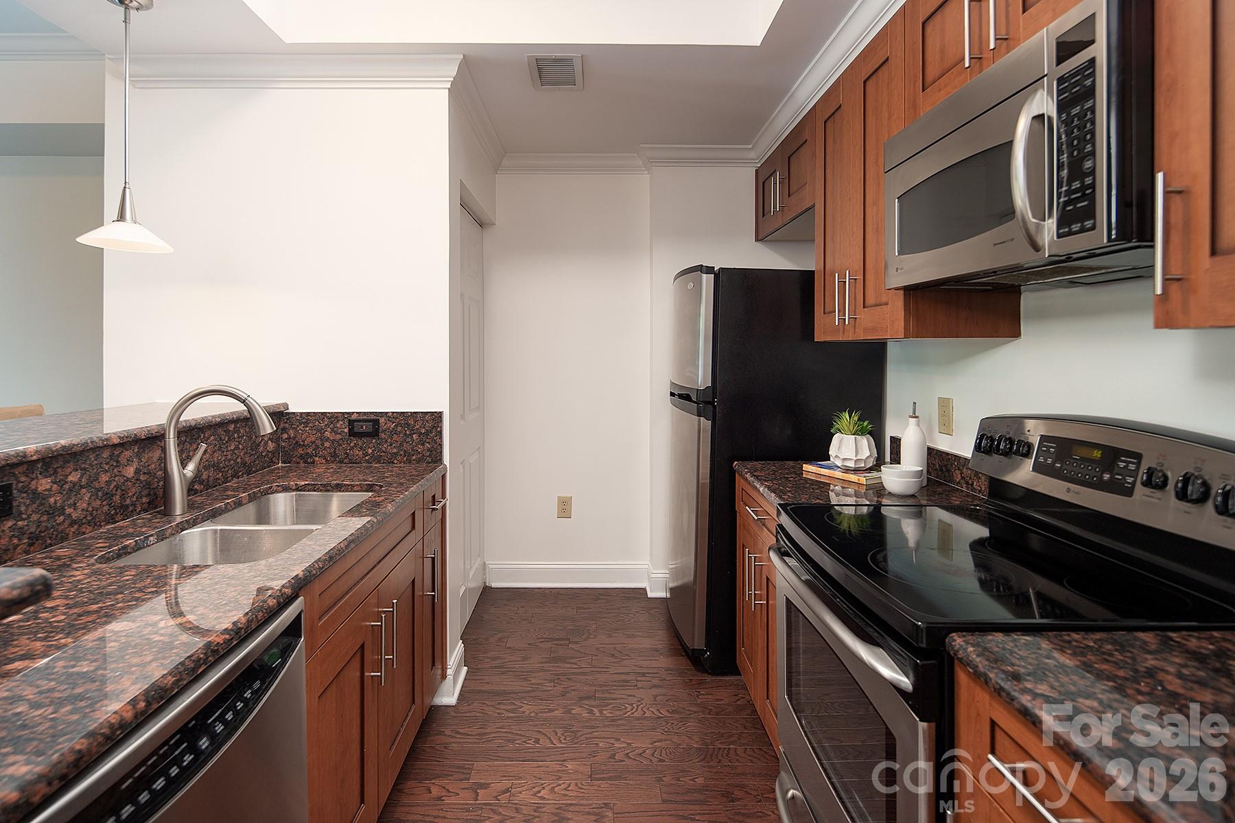 300 W 5th Street W 204