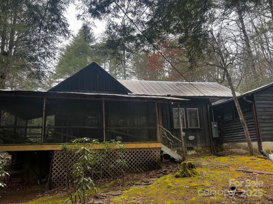 Cute cabin adjoining Dupont state forest. 3 bedroom 1 bath with a laundry room.