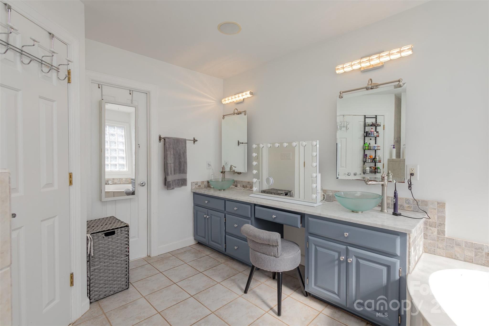 Charlotte, North Carolina 28214, United States, 4 Bedrooms Bedrooms, ,3 BathroomsBathrooms,Residential,Under Contract,78610