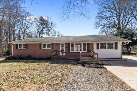 Photo of 2629 Fairgreen Drive, Gastonia, NC 28056 (MLS # 4349145)