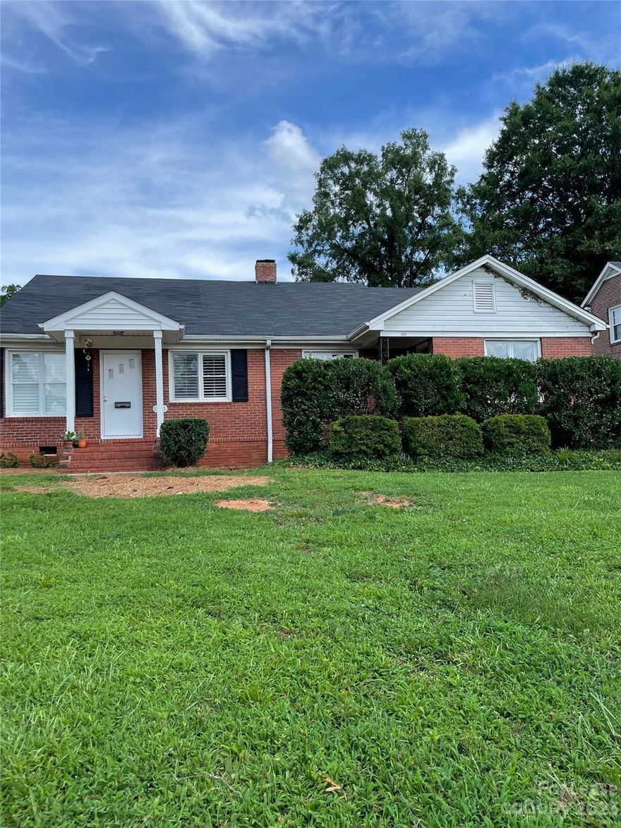 Updated duplex in a great Myers Park location. Close to Uptown, the hospitals and college. Hardwood floors throughout. Rent includes water, sewer and lawn care/landscaping. Tenant is responsible for electricity and gas. Must See!! Pet Fee is per pet.

Please note, renter's insurance is required.