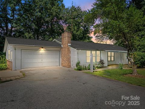 Photo of 165 Crestview Drive, Hendersonville, NC 28791 (MLS # 4279718)
