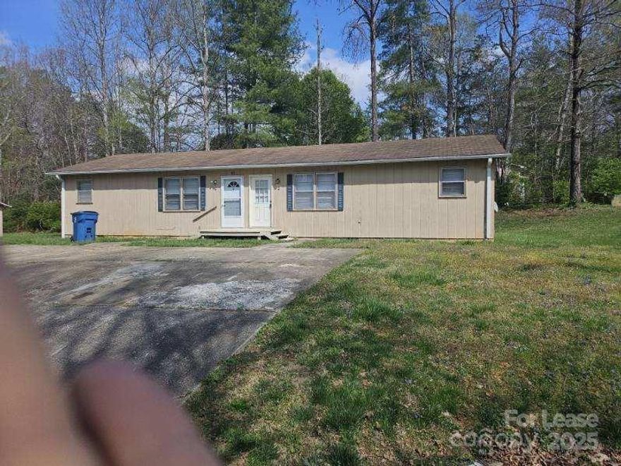 Newly remodeled and freshly painted 2 bedroom one bath duplex in Lenoir.
LVP in living room and kitchen.
Carpet in both bedrooms.
Move in ready!
Water/Sewer/ Trash paid by owner. Tenant responsible for power.