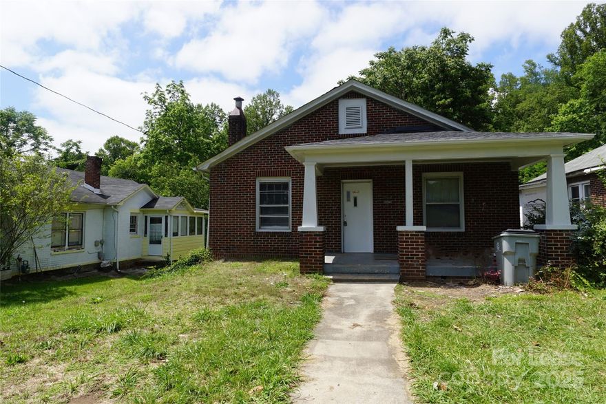 Updated one level brick ranch home offering 3 bedrooms 1 bath.  New roof, updated flooring, updated kitchen, nice sized lot for backyard cookouts.  Tenant pays all utilities.

Call Property Manager for inquiries and showings.