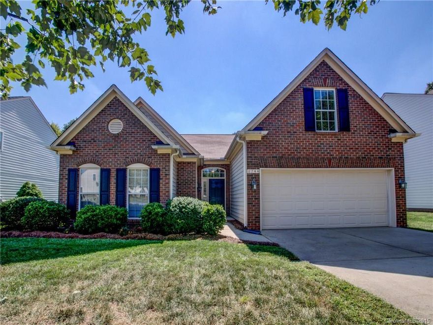 RARE OPPORTUNITY FOR RANCH W/BONUS BLAKENEY HEATH! Upgrades Throughout! Sunny Open Floor Plan!  Vault Ceilings in GR, Kitchen & Mstr. Cooks' Kitchen w/Granite, Stainless, Tile Backsplash & Flooring! Gas FP! Lux Master w/Spa Bath with Garden Tub, Sep Shower, Dual Vanities, Water Closet + Walk-in. Bonus Perfect for Play/Media/Home Office! New Designer Paint, Lighting + Custom Window Treatments! Gorgeous Bckyrd w/Huge Patio + New Pergola! Walk to Blakeney Shops & Restaurants! Award Winning Schools!