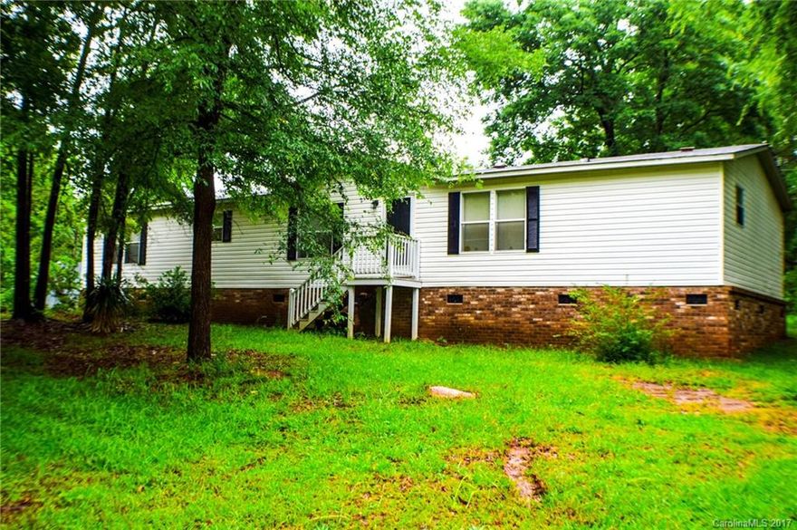 Well kept home on large corner lot in golf course community. Split Bedroom floor plan. Large master bedroom and bathroom with garden tub. Walk-in closet. Living room with fireplace and tons of space. Don't miss out on this one. Schedule a showing today!