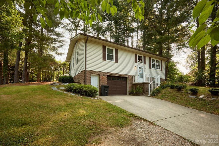 This sweet home is move in ready and conveniently located just minutes from downtown Hendersonville and I-26 in the established Windsor Hills neighborhood. The interior features a recently updated kitchen, new windows, a spacious bonus room in the lower level, and an oversized one car garage that has plenty of space for a workshop. The exterior has a brand new roof that was installed in May 2023, and the backyard space and screened in porch are ideal for relaxing or entertaining guests. Book your showing today!