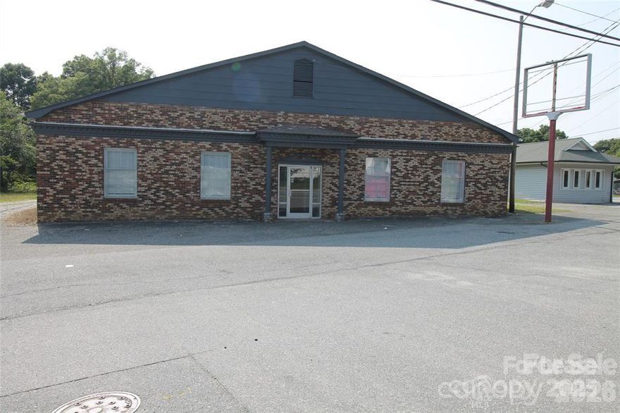 Great Buy! 4800 Sq Ft building available and zoned commercial. Building is equipped wit three phase power if needed. Many possible uses, Great visibility, less than 1 minute to I-85. Approximately 20 mins to the Airport and uptown Charlotte about 25 mins.
