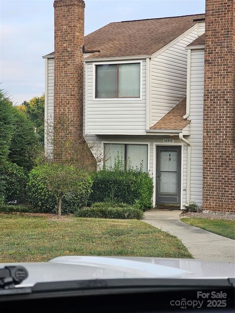 Photo of 10918 Carmel Crossing Road, Charlotte, NC 28226 (MLS # 4299951)