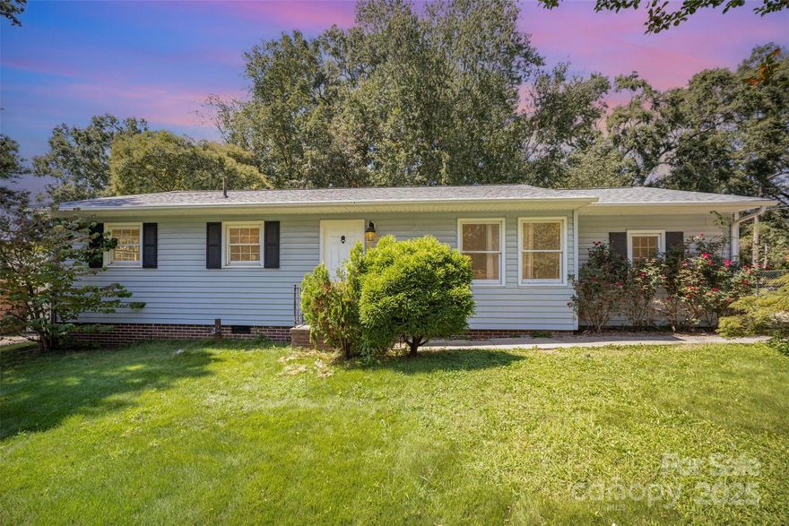 Welcome to this charming 3-bedroom, 2-bathroom home in the sought-after Oakcrest neighborhood! Perfectly situated just 5 minutes from historic downtown Mount Holly, you’ll love the easy access to local shops, restaurants, and community events.
Commuting is a breeze with quick access to major highways, and outdoor enthusiasts will appreciate being just minutes from the U.S. National Whitewater Center and the scenic town of Belmont.
Whether you're a first-time buyer or looking to downsize, this home offers the perfect opportunity to customize and make it your own in a fantastic location. Don’t miss your chance to enjoy comfortable living close to everything Mount Holly has to offer!