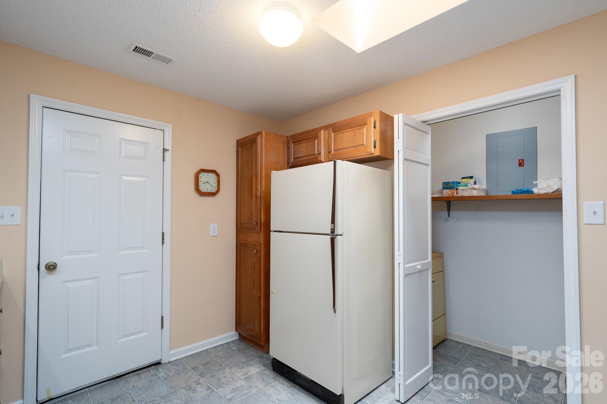 537 Camrose Circle NE