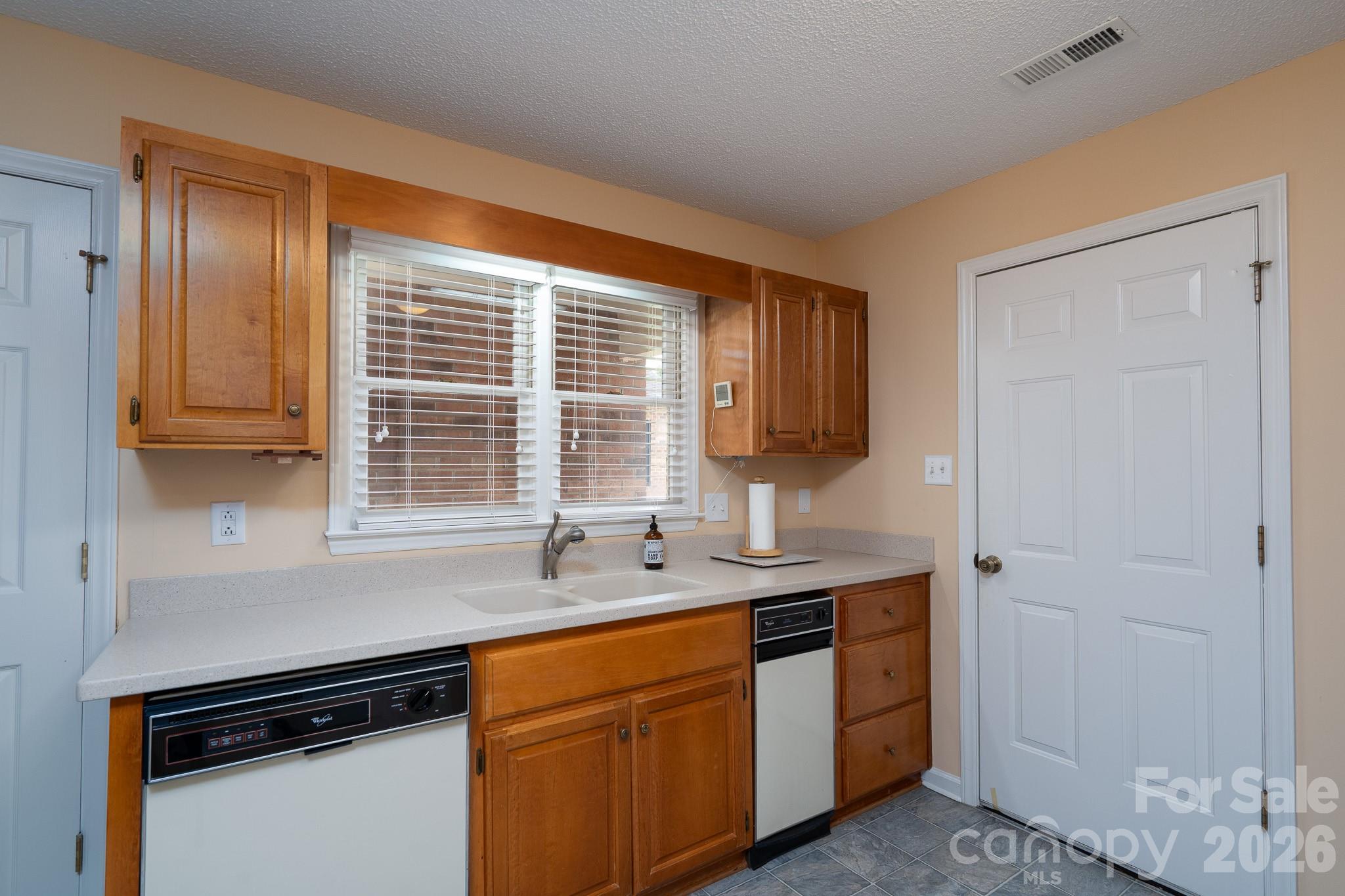 537 Camrose Circle NE