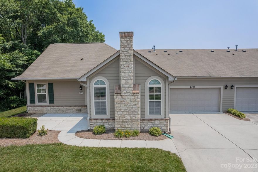 Beautiful ranch style condo w/ attached 2 car garage in Desirable Matthews!  New Carpet & Paint. This 3 Bedroom & 2.5 Bath has all the upgrades! Featuring hardwoods, granite in kitchen & baths, SS appliances & vaulted ceilings. Open floor plan w/ huge laundry room. Large outdoor patio is perfect for entertaining! Outdoor Pool, Clubhouse, Fitness Center, Walking Trails, Recreation Area. Great Walkability with Sidewalks. Frances Beatty Park and Mario's Italian around the corner. Great Shopping & Dining. A must see!!  HOME WARRANTY INCLUDED