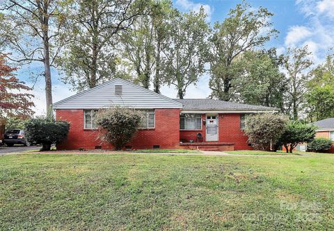 Photo of 1914 Manteo Court, Charlotte, NC 28208 (MLS # 4310827)