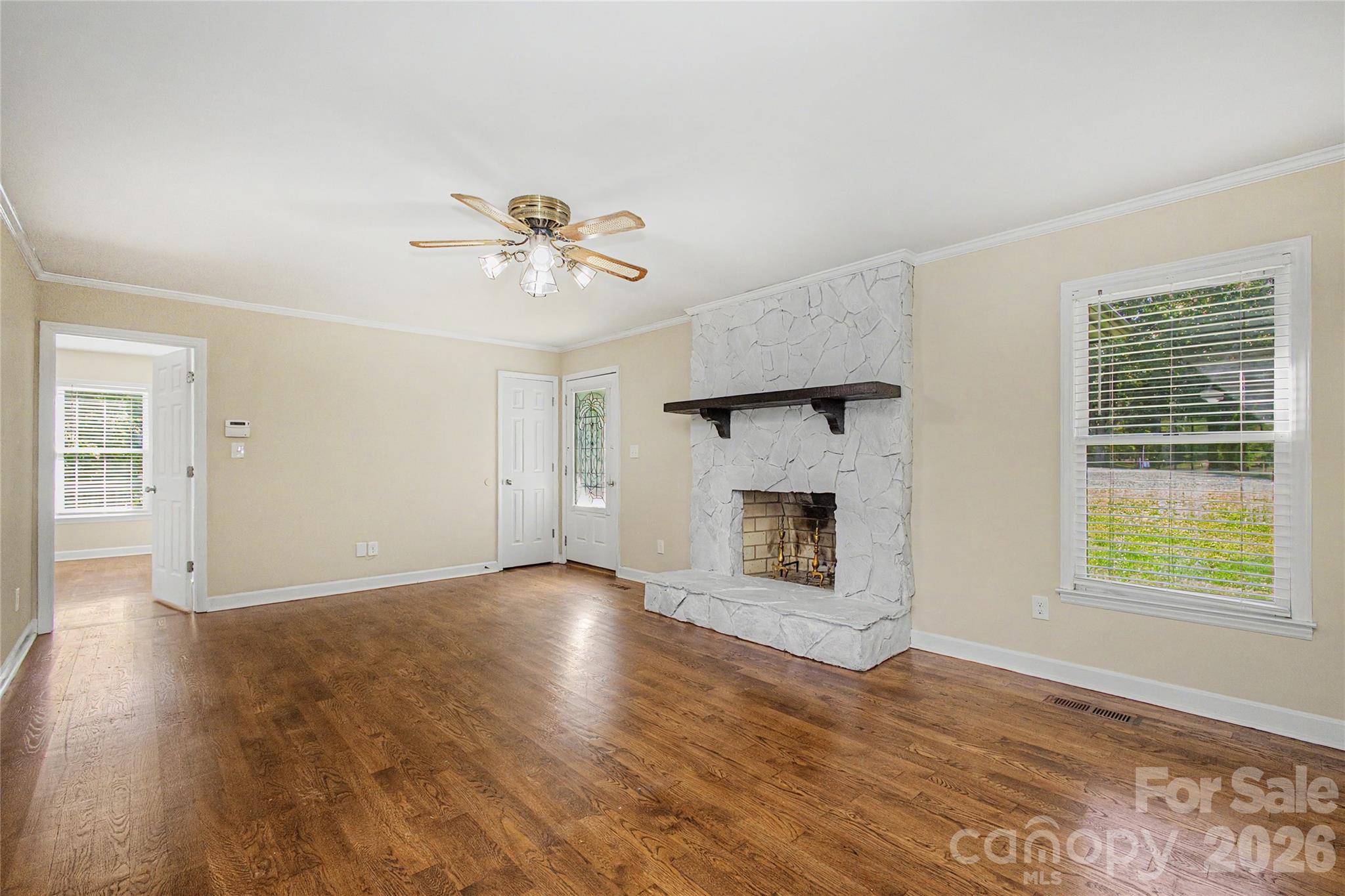 3121 Lakeside Circle