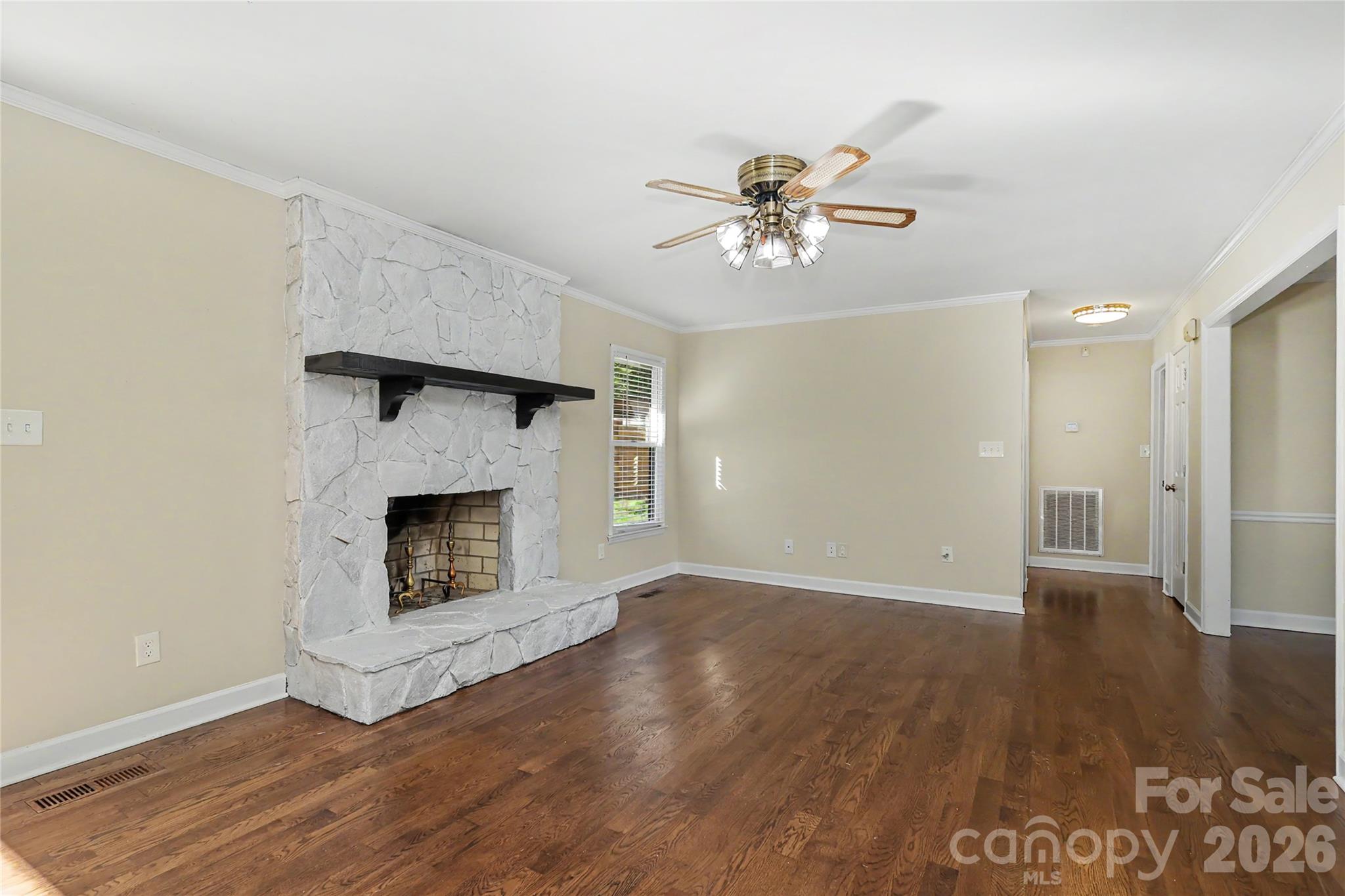 3121 Lakeside Circle