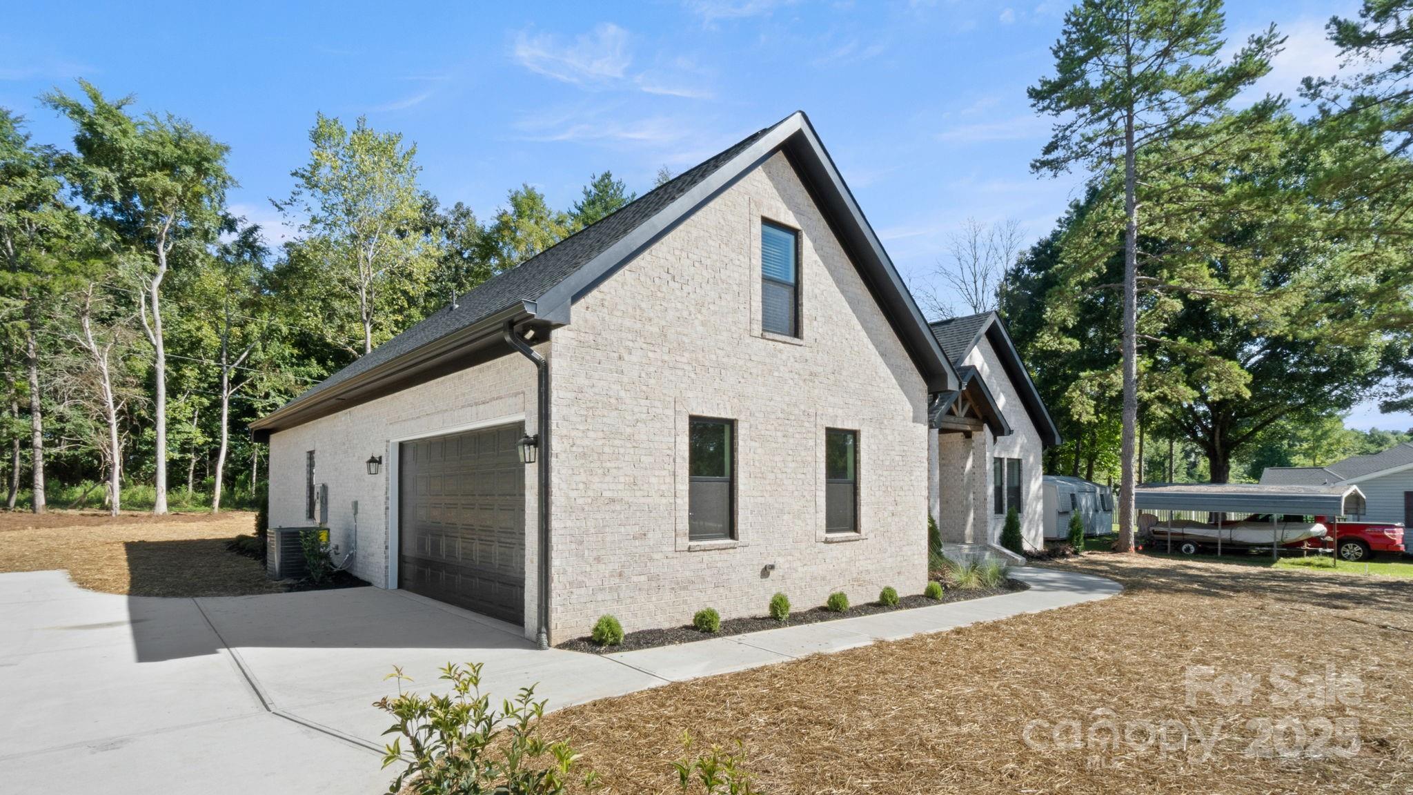 215 Picketts Circle