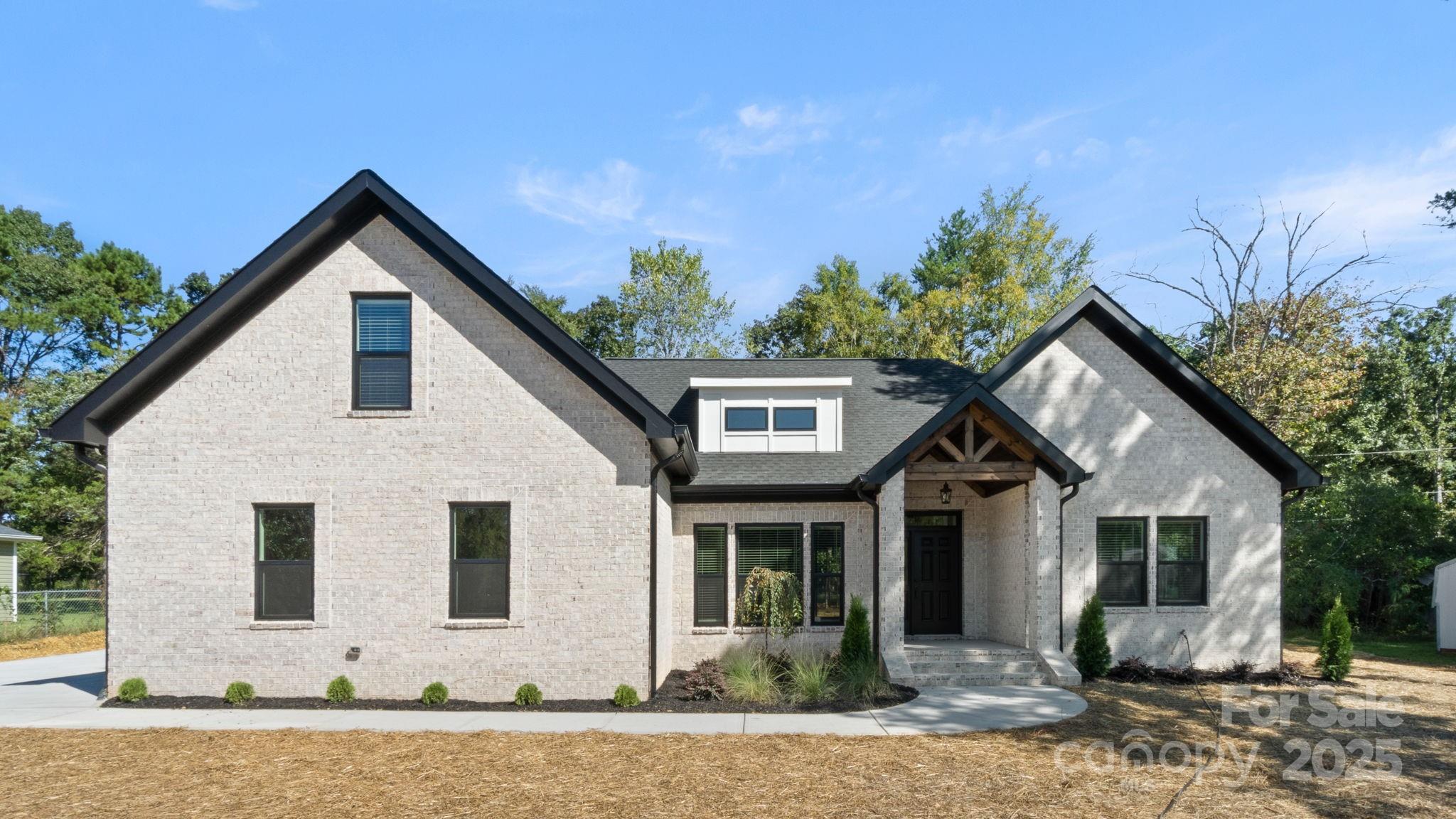 215 Picketts Circle