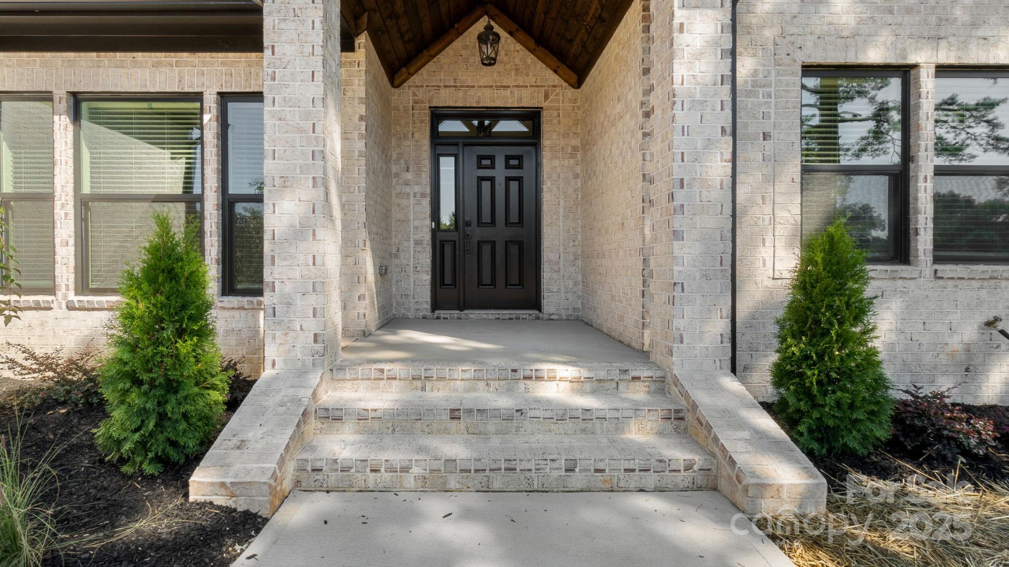 215 Picketts Circle