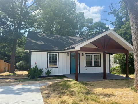 Photo of 142 S Morrow Avenue, Albemarle, NC 28001 (MLS # 4285421) Photo of 142 S Morrow Avenue, Albemarle, NC 28001 (MLS # 4285421)