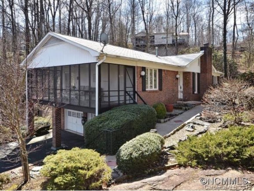 Wonderful cul-de-sac location in beautiful Haywood Knolls! Stunning rock outcroppings are incorporated into the lovely landscape. The great rm design w/split bdrm features a cathedral ceiling, fireplace Pella windows, spacious den w/bookcases, kitchen w/excellent storage, desk & brkfst nook + sliding glass door to the delightful screened porch, mstr suite w/walk-in closet, LL hobby, office & full bath. Enjoy winter mtn & woodland view! New HVAC.