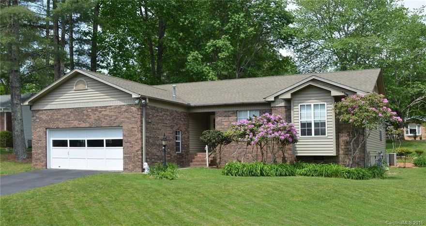 One level home in popular Etowah’s Reach. 1960 Sq FT. 3 BR/2Baths plus a 14x14 Four Seasons Rm with skylights opening to a 24 ft deck overlooking a perennial garden. 15x11 Kit with bay eating area.  Attic storage, 2 car garage with workshop area. Amenities include a clubhouse, tennis courts and an outdoor pool. Centrally located between Hendersonville and Brevard near the Etowah Golf Club. Convenient to shopping and medical. Appliances left as courtesy-no warranties.