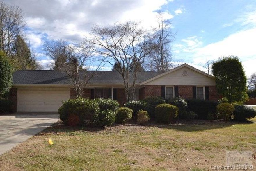 Beautifully maintained brick, one-level 4BR/3BA home in Ramblewoods. Quick, convenient access to I-40 and all points beyond. Nice open floor plan with Great Room, updated kitchen, separate den/family room.  Hardwoods in all living areas, ceramic tile baths, replacement windows, and 3 year old architectural shingle roof. Dual heating system is heat pump with a propane gas furnace for colder temperatures outside. Well insulated with partially floored attic for extra storage. <p>Completely fenced back yard with in-ground pool. Outbuilding houses Dolphin pool cleaner and pool accessories, which all stay.