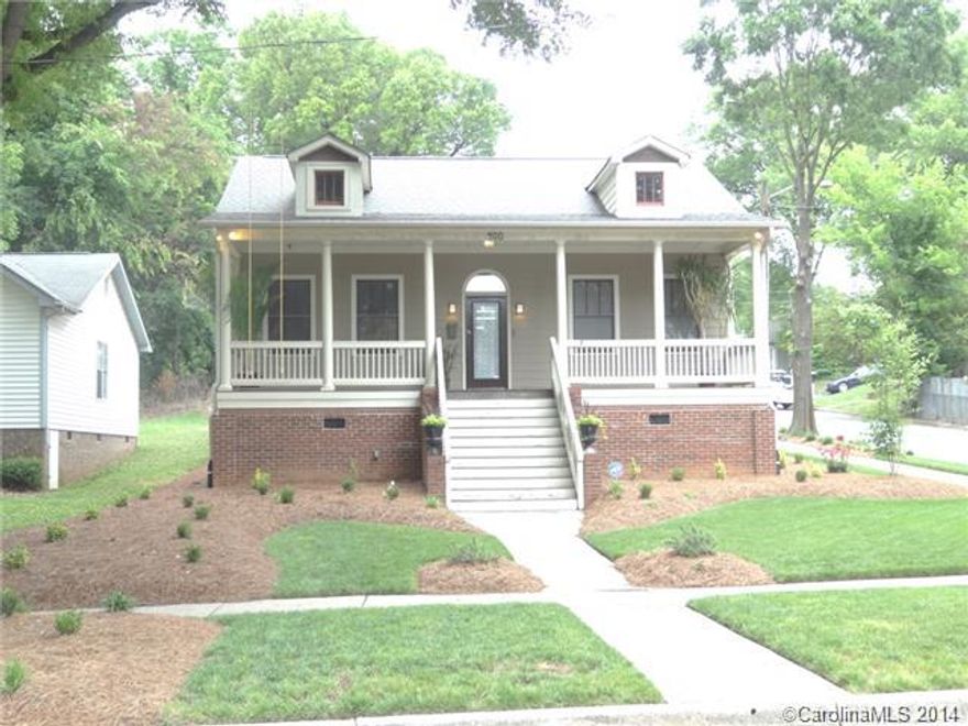 Stunning home in the heart of Southend/Wilmore.  This home features it all including hardwoods, granite, stainless steel, 9' ceilings, claw foot tub, walk in showers and closets.  Large 2 car garage, huge front porch, fenced in living area in back.  Perfect for the person looking to live near BofA and BB&T stadium, light rail, nightlife, and all of Southend.