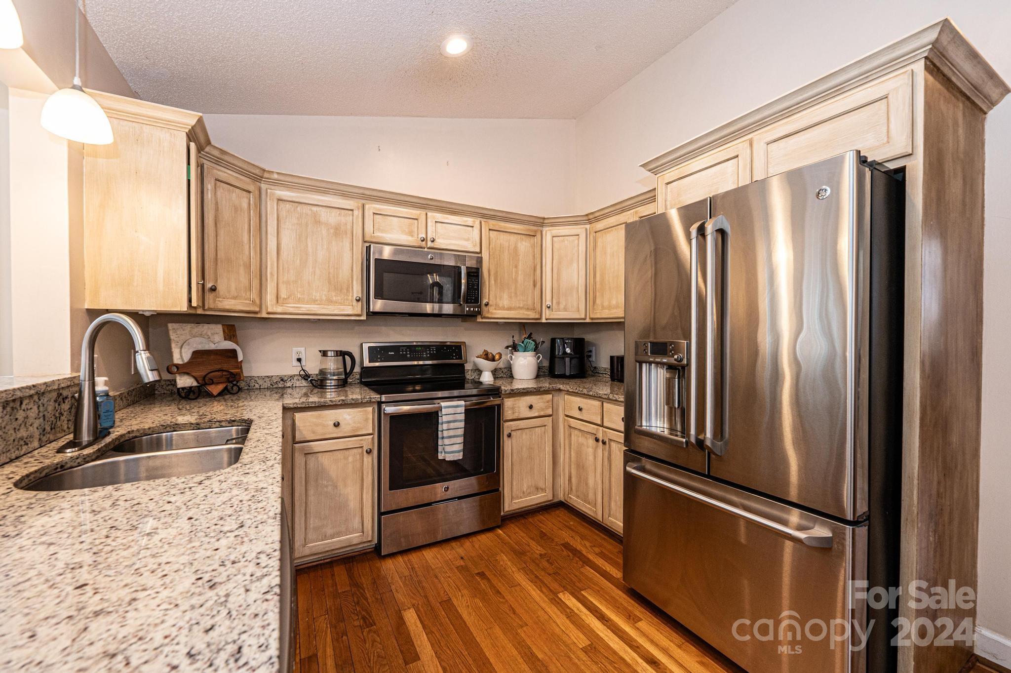 Pineknoll - Residential