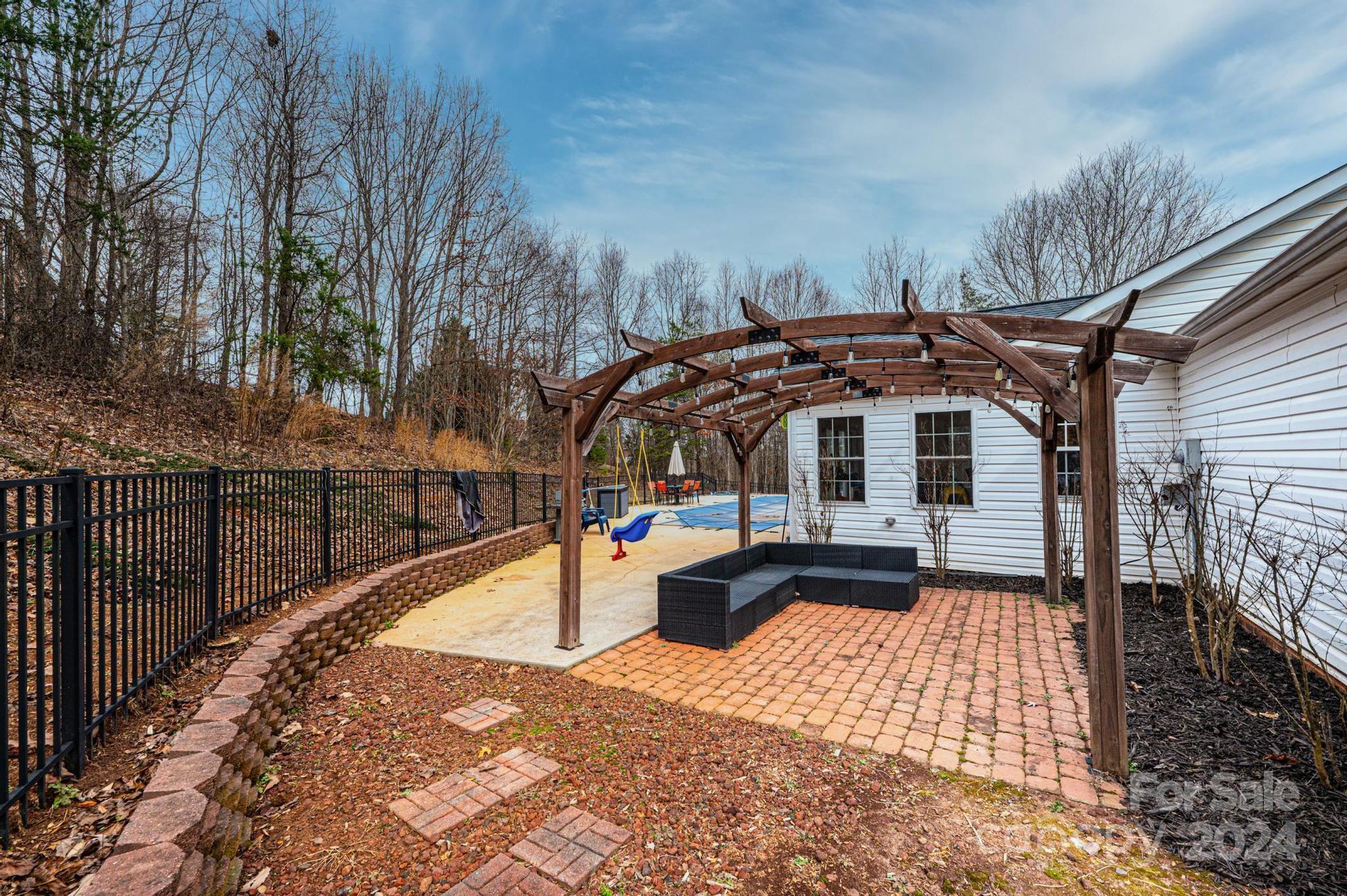 Pineknoll - Residential