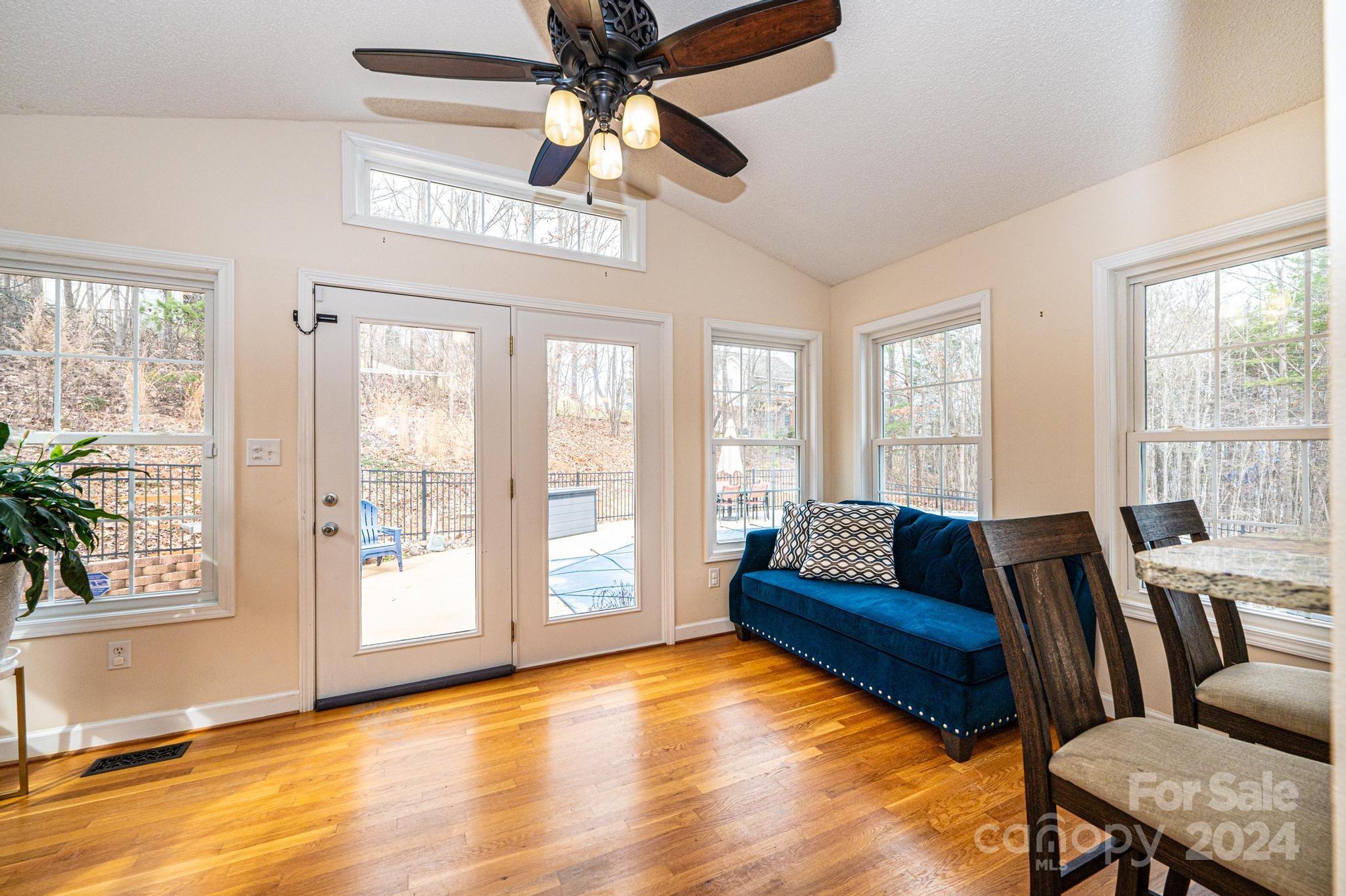 Pineknoll - Residential