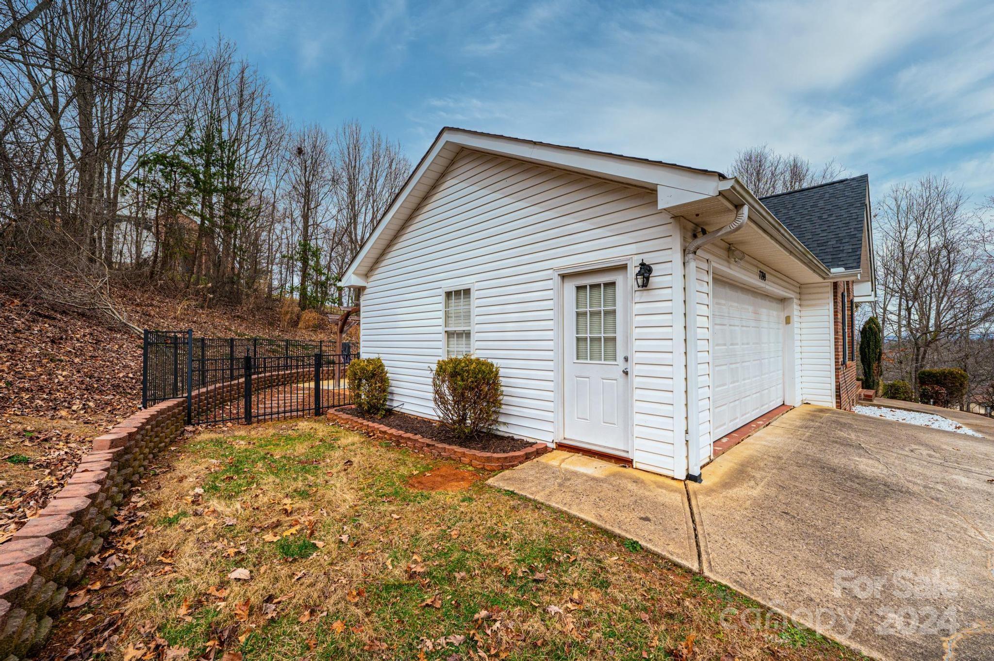 Pineknoll - Residential