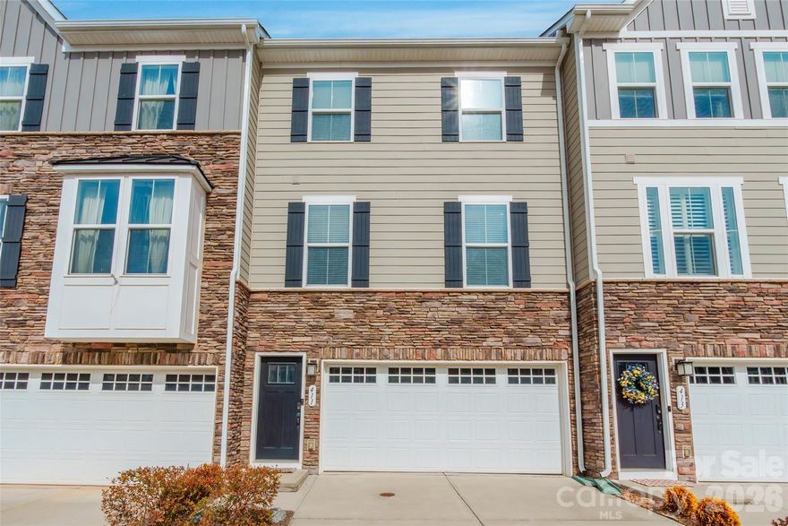 This "better-than-new" townhome offers a rare opportunity to own a meticulously maintained, move-in-ready residence in one of the region?s most sought-after peninsula communities. Boasting 3 spacious bedrooms and 2 modern bathrooms, the home features high-end finishes and an open-concept layout that feels like a model home.
Step outside and enjoy the world-class Tega Cay lifestyle. You are just minutes from Lake Wylie boat ramps, waterfront parks, and the Tega Cay Golf Club. With top-rated Fort Mill schools and a short drive to the premier shopping and dining at RiverGate and Kingsley, this home offers the perfect balance of recreation and convenience.