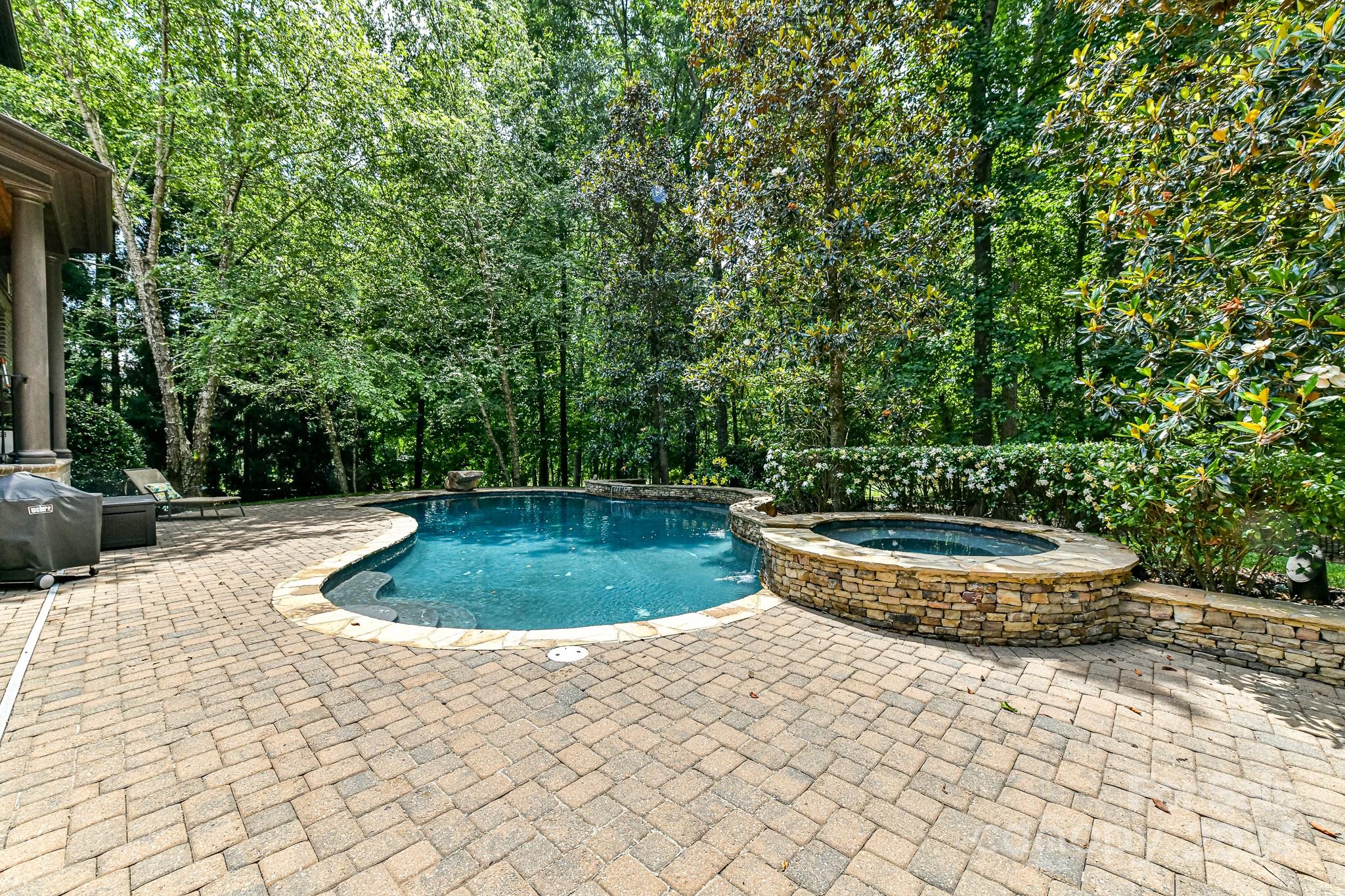 CHATELAINE - Residential