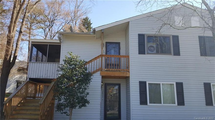 Well maintained condo, perfect for the first time buyer. Quick access to shopping and dining and just minutes from 77.