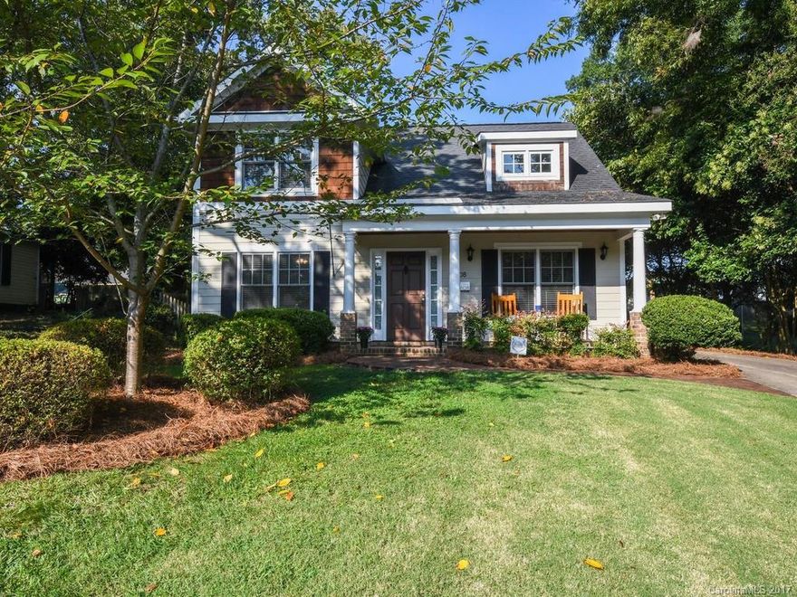 PRICE REDUCED!!!!
READY TO MOVE IN. HOME WARRANTY. Master on main, corner fireplace with TV niche. Garden tub and separate shower in master, with double vanity.Fenced yard - large parking area. Attic stairs pull down