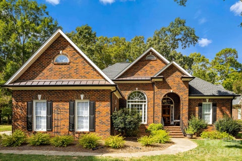 Photo of 2316 Caernarfon Lane, Matthews, NC 28104 (MLS # 4432697)