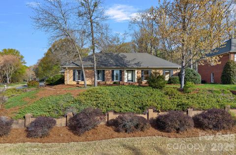 Photo of 1001 Thistle Court, Charlotte, NC 28211 (MLS # 4311129)