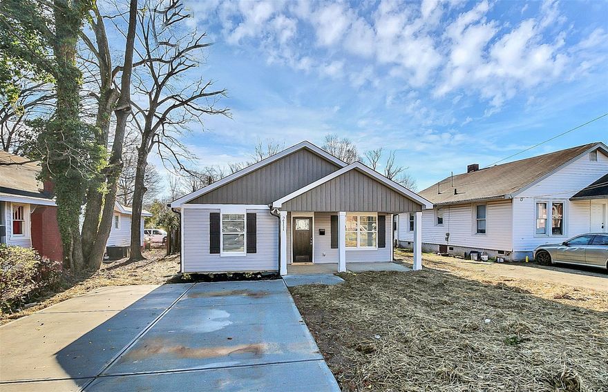 Beautiful NEW Arts and Crafts Ranch Home Ready for you! Walk onto Designer LVP flooring throughout
main living areas. Kitchen is AWESOME with White Shaker Cabinets, Granite Countertops and NEW
Stainless Steel appliances. Dining Area is within the Kitchen area and features updated Chandelier.
Laundry is also in this Area. Split floorplan adds for additional privacy. Primary bedroom features Ceiling
fan and great size closet. Primary bath features Granite Counter-top vanity and tub-shower combo. Both
Guest suites are a good size and the Guest bathroom also features a Granite Vanity and Tub-shower
combo. Enjoy your evening on the Front Porch! Level yard is ready for your personal touch! Come see this
GREAT NEW Construction home built by Victory Builders!