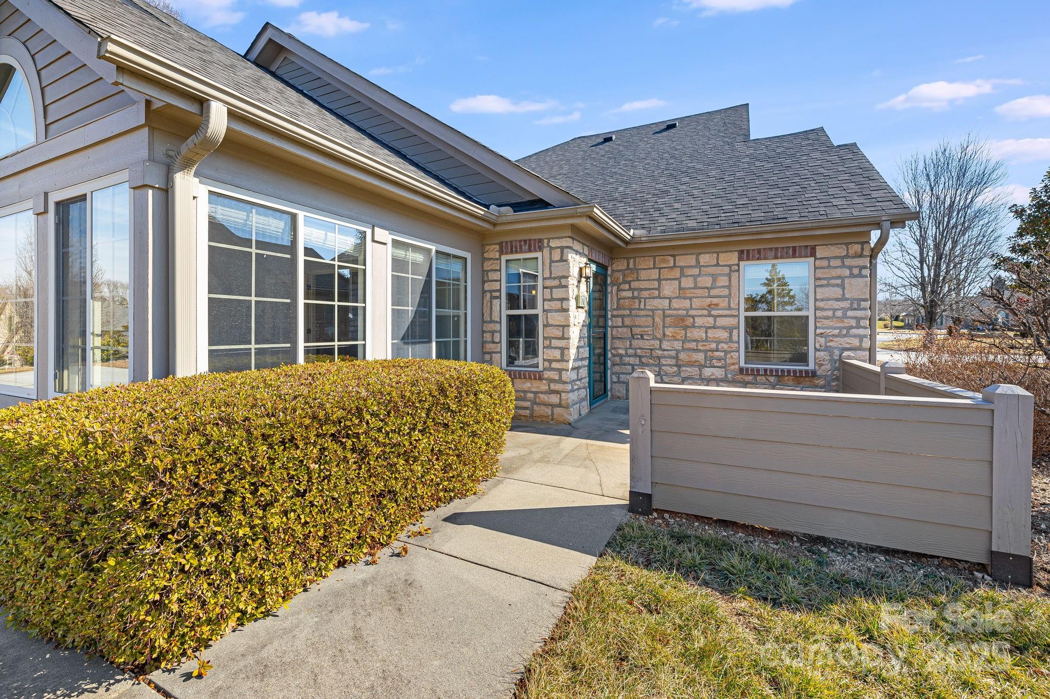 Flat Rock, North Carolina 28731, United States, 2 Bedrooms Bedrooms, ,2 BathroomsBathrooms,Residential,Active,7028