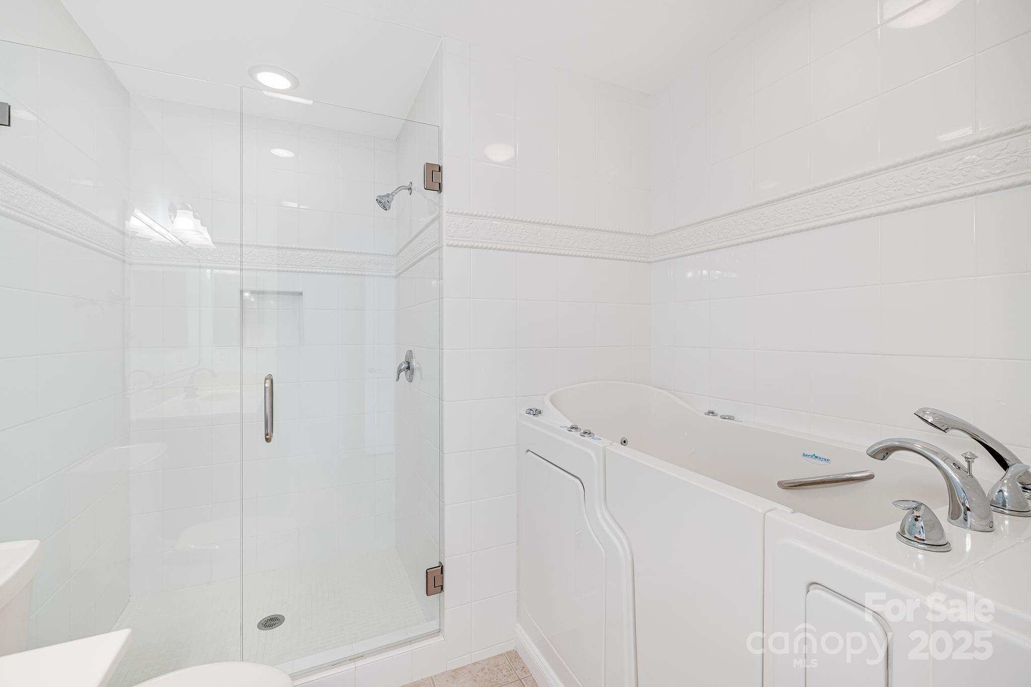 Flat Rock, North Carolina 28731, United States, 2 Bedrooms Bedrooms, ,2 BathroomsBathrooms,Residential,Active,7028