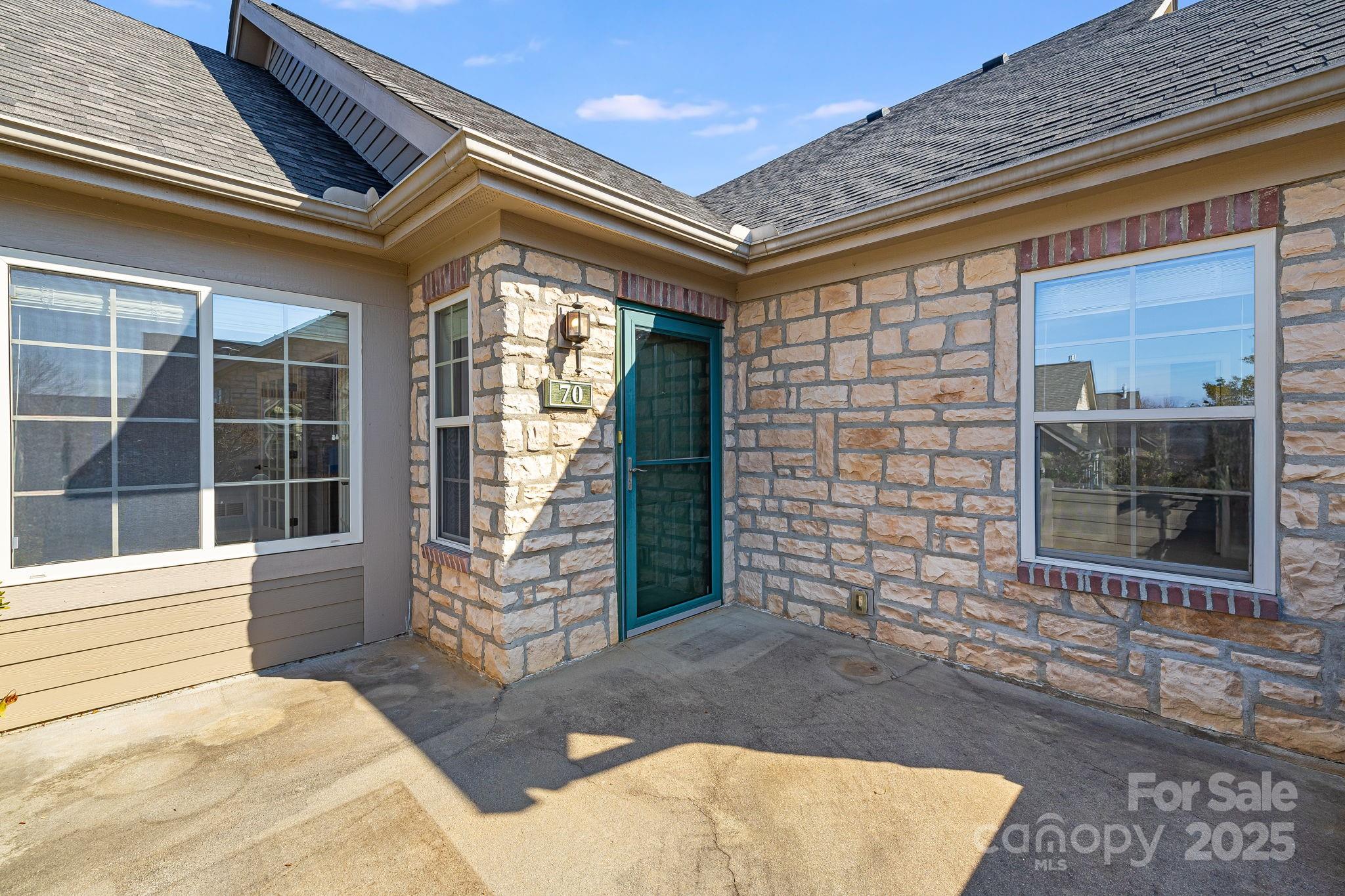 Flat Rock, North Carolina 28731, United States, 2 Bedrooms Bedrooms, ,2 BathroomsBathrooms,Residential,Active,7028