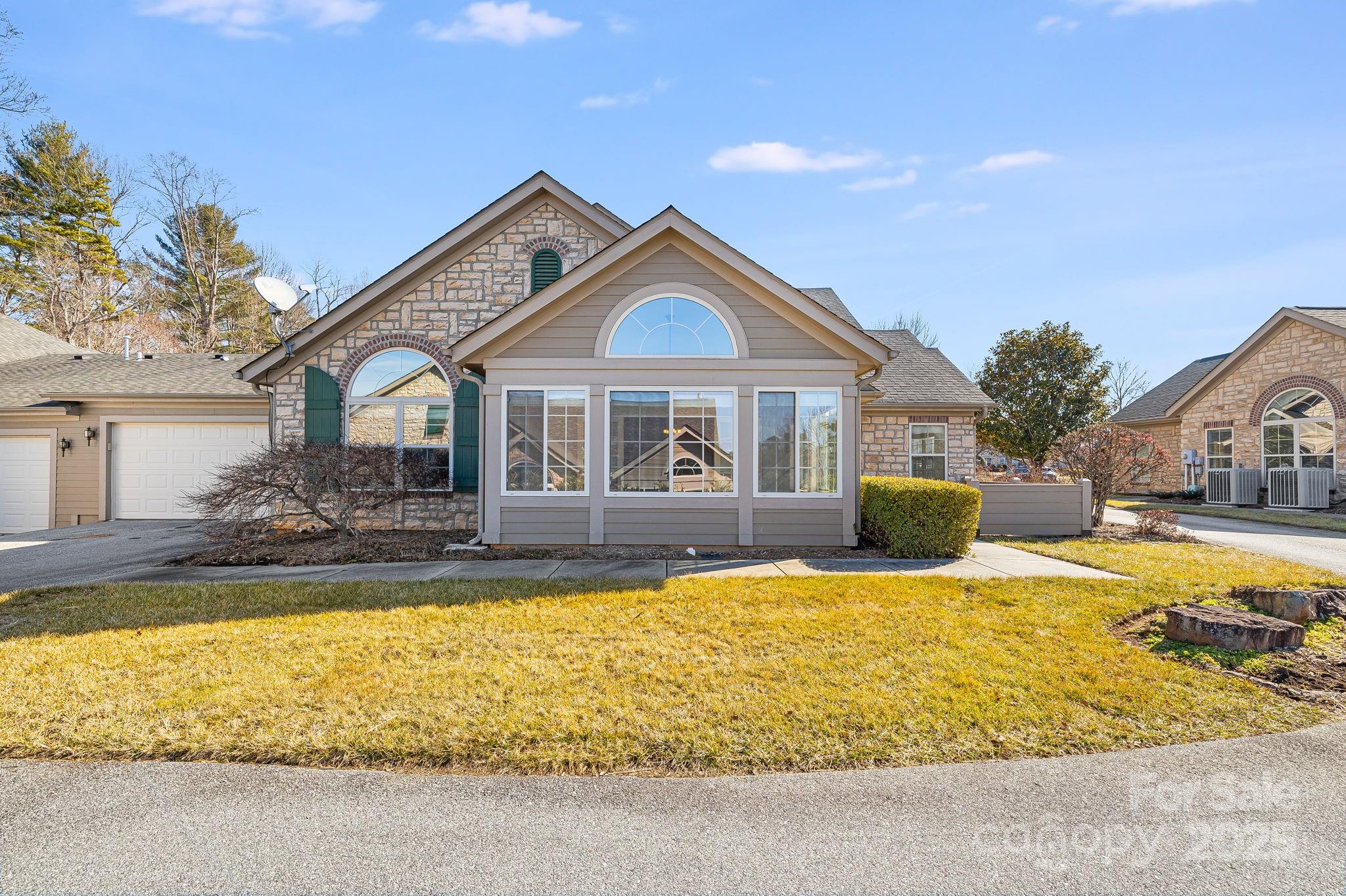 Flat Rock, North Carolina 28731, United States, 2 Bedrooms Bedrooms, ,2 BathroomsBathrooms,Residential,Active,7028